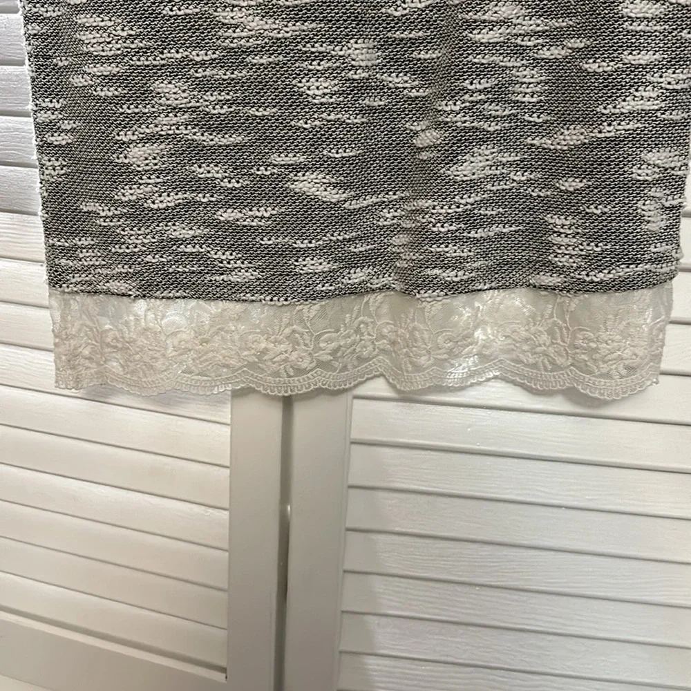 Loft grey and white size small women’s sweater - Picture 4 of 4